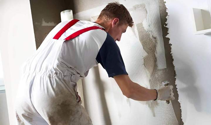 Application d’enduit sur les murs et les cloisons